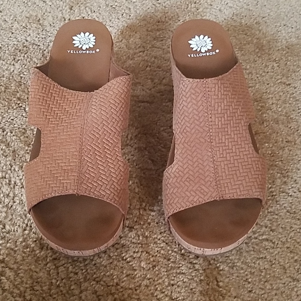 Yellow box Avenoir Chestnut Size 9 EEUC with box.